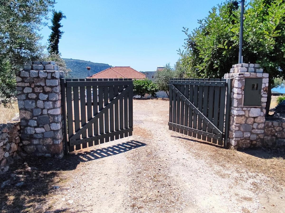 Villa Athina'S Stone House In Kardamyli Exterior foto